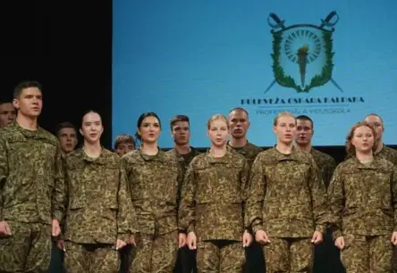 Vēsturisks brīdis Kandavā: Pirmie Pulkveža Oskara Kalpaka militārās vidusskolas absolventi – jauni līderi Latvijas aizsardzībai