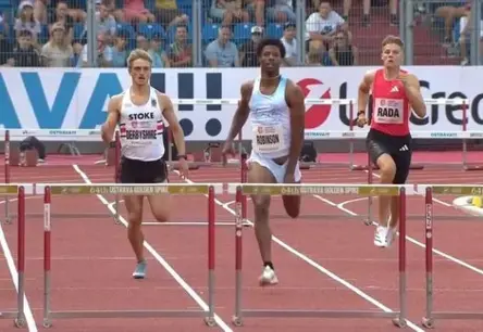 Video: Skrējējam Krisam Robinsonam sacensībās plīst bikses, bet viņš tomēr uzvar un kļūst par sensāciju