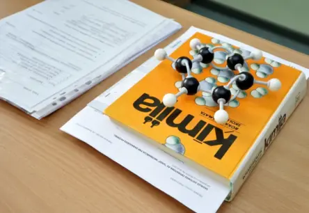 Vidusskolēni cīnās par tiesībām labot atzīmes: iniciatīva sasniegusi Saeimu