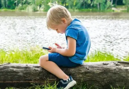 Viedierīces un stāja: Kā pasargāt bērnu no "saziņas kakla" un koriģēt noapaļotu muguru