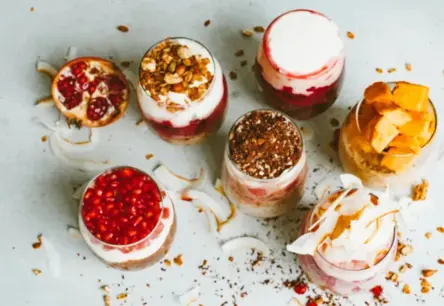 Viegli, Veselīgi un Ātri: Gatavojam Biezpiena Desertu ar Medu, Riekstiem un Ogām