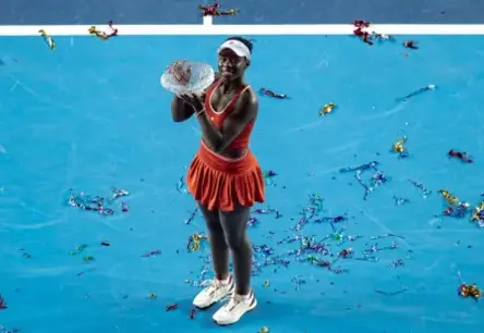 Viktorija Mboko izcīna otro WTA titulu, triumfējot Honkongā