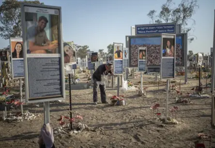 Vīrs 17 stundas turēja durvju rokturi: Divu sieviešu stāsts par izdzīvošanu «Hamās» uzbrukuma laikā