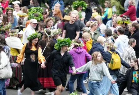 Visā Latvijā Dārd Jāņu Līksme: No Seno Rituālu Maģijas Līdz Mūsdienu Atslodzei