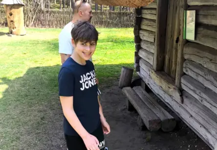 Visu mūžu paliks kā 3 gadus vecs bērns: 16 gadus vecais vladimirs atklāj aizkustinošu stāstu par brāli ar Eindželmana sindromu