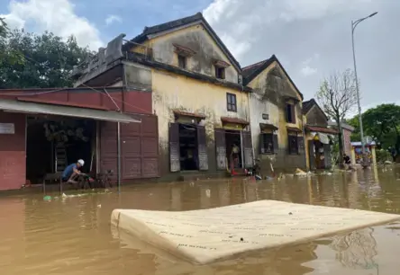 Vjetnamas centrālajai daļai uzklupuši postoši plūdi: bojāgājušo skaits pieaug