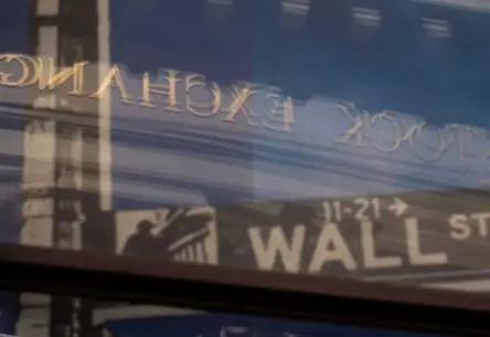 Volstrīta uzplaukst cerībās: Vai Tramps novērsīs tarifu karu?