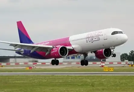 Wizz Air samazina izaugsmes ambīcijas, reaģējot uz dzinēju problēmām un izmaksu spiedienu