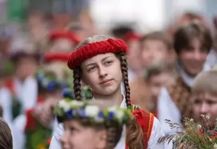 XIII Skolēnu dziesmu un deju svētku gājiens Rīgas centrā: sajūtu virpulī meklējam savējos