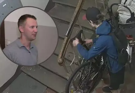 Zaglis ar nekaunīgu "sveicienu" atstāj iedzīvotājus neizpratnē: no slēgtas kāpņu telpas nočiepj velo sēdekli