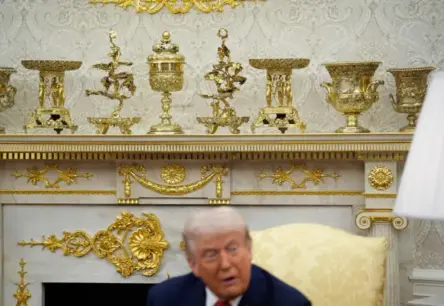 Zelta spīdums un kritika: Trampa Ovālās kabineta pārvērtības izsauc ažiotāžu
