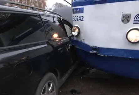 Ziepniekkalnā auto "izlec" priekšā tramvajam – smagi cietusi pasažiere