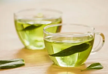 Zinātnieki atklāj: zaļā tēja ar B3 vitamīnu var attīrīt smadzenes no Alcheimera draudiem