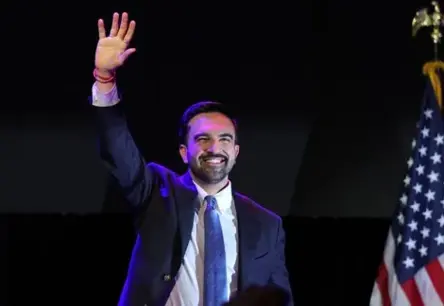 Zohrans Mamdani uzvar Ņujorkas mēra vēlēšanās, kļūstot par pirmo musulmaņu mēru