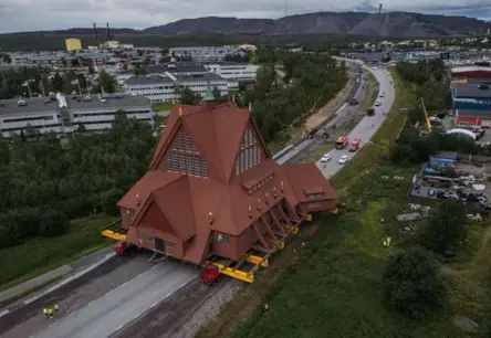 Zviedrijas Kirunas baznīca veic vēsturisku ceļojumu: Milzu būve glābta no grimstošas zemes