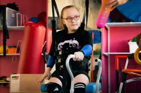 10 gadus vecās Rebekas drosmīgais sapnis: iemācīties staigāt un kļūt par autosacīkšu braucēju