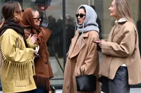 2025. gada rudens/ziemas modes tendences: drosmīga sievišķība, vecmāmiņas šarms un pelēkā elegance