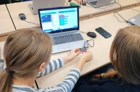 4500 Latvijas skolēnu apgūst datoriku ar moderniem robotiem un mikrodatoriem
