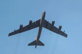 ASV Stratēģiskais Bumbvedējs B-52 Veiks Zemo Pārlidojumu Virs Latvijas – Spēka Demonstrācija Baltijas Debesīs