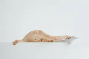 Aigas Rēdmanes izstāde "Dejot" ISSP Galerijā pēta vīrišķības robežas