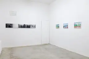 Aijas Zariņas piemiņai: Pāvilostā atklāta pirmā gleznotājas izstāde "Mainīgais svārsts"