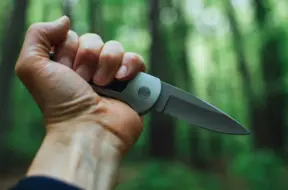 Aizkrauklē kafejnīcā sadurts vīrietis – policija sāk kriminālprocesu