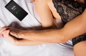 Aizliegtās kaisles un ģimenes izpostīšanas fetišs: Sievietes, kas izvēlas būt mīļākās