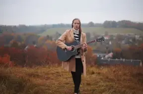 Aleksa Valtere atklāj džeza noskaņas rudens dziesmā “Kurš tevi mīlēs rudenī?”