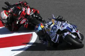 Alekss Markess uzvar Portugāles GP sprintā, pārspējot Pedro Akostu sīvā duelī