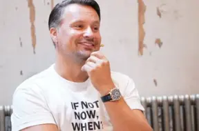 Andris Bulis atklāj skatuves rituālu: trīs sitieni pirms katras izrādes