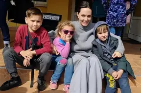 Andželīna Džolija Hersonā: "Cilvēki dzīvo briesmās, bet atsakās padoties"