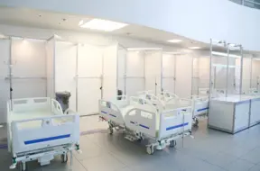 Anglijā jaunākie ārsti piecu dienu streikā: prasības par algām un apmācību vietām