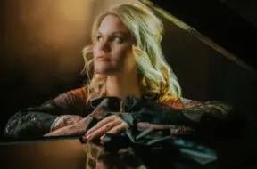 Annija Putniņa apsteidz ziemu ar jaunu dziesmu “Atkal jau snieg”