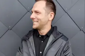 Ansis Klintsons atdzīvina “Man nav kauns” jauniem skanējumiem pēc 25 gadiem