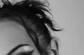 Ar stilīgu singlu “Dejot vien” atgriežas talantīgā “koriste” Paula