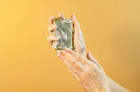 Aromātisko ziepju noslēpums: Kāpēc jūsu rokas var kļūt sausas un kairinātas
