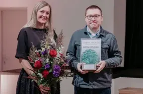 Artis Ostups saņem Ojāra Vācieša literāro prēmiju par dzejas krājumu "Patiesība"