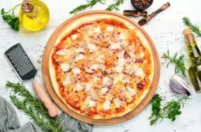 Ātrā recepte: kraukšķīga pica ar tūnci un sieru bez rauga 30 minūtēs