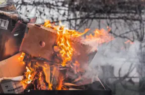 Augšdaugavas novadā ugunsgrēkā degošu atkritumu dēļ ciets cilvēks