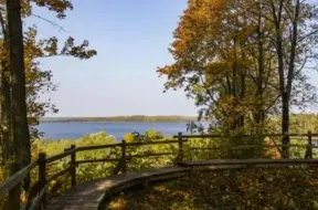 Augstrozes Lielezeru skatu vieta: Iecienīts dabas un vēstures baudījums Vidzemē