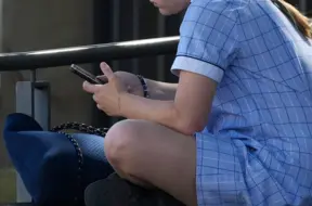 Austrālija stingri ierobežo bērnu piekļuvi sociālajiem medijiem: Reddit un Kick iekļauti jaunajā sarakstā