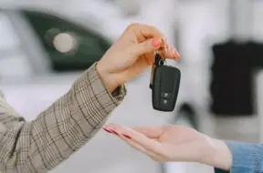 Auto solījis, naudu izkrāpis: aizturēts par 35 000 eiro krāpšanu