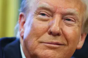 BBC atvainojas Donaldam Trampam par rediģēto runu; atkāpjas divi augstākā līmeņa vadītāji