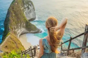 Bali aptur grandiozu stikla pacēlāja būvniecību tūristu iecienītā klints nogāzē vides bažu dēļ