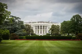 Baltais nams ierobežo reportieru piekļuvi preses birojam, aizbildinoties ar drošību