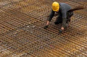 Banku ekonomisti: Neskatoties uz bezdarba kāpumu, pieprasījums pēc darbaspēka Latvijā saglabājas augsts