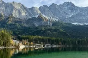 Bavārijas Alpi: kā noķert zelta rudeni starp dzidriem ezeriem un majestātiskiem kalniem