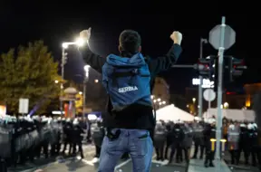 Belgradā policija šķir Vučiča pretiniekus un atbalstītājus uz protestu fona