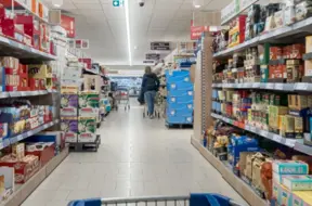 Bērns slimnīcā pēc negadījuma veikalā: 50 eiro dāvanu karte kā kompensācija sašutina ģimeni