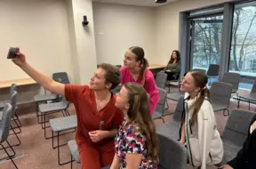 Bērnu slimnīcas motivē nākotnes māsas ar 2000 eiro stipendiju